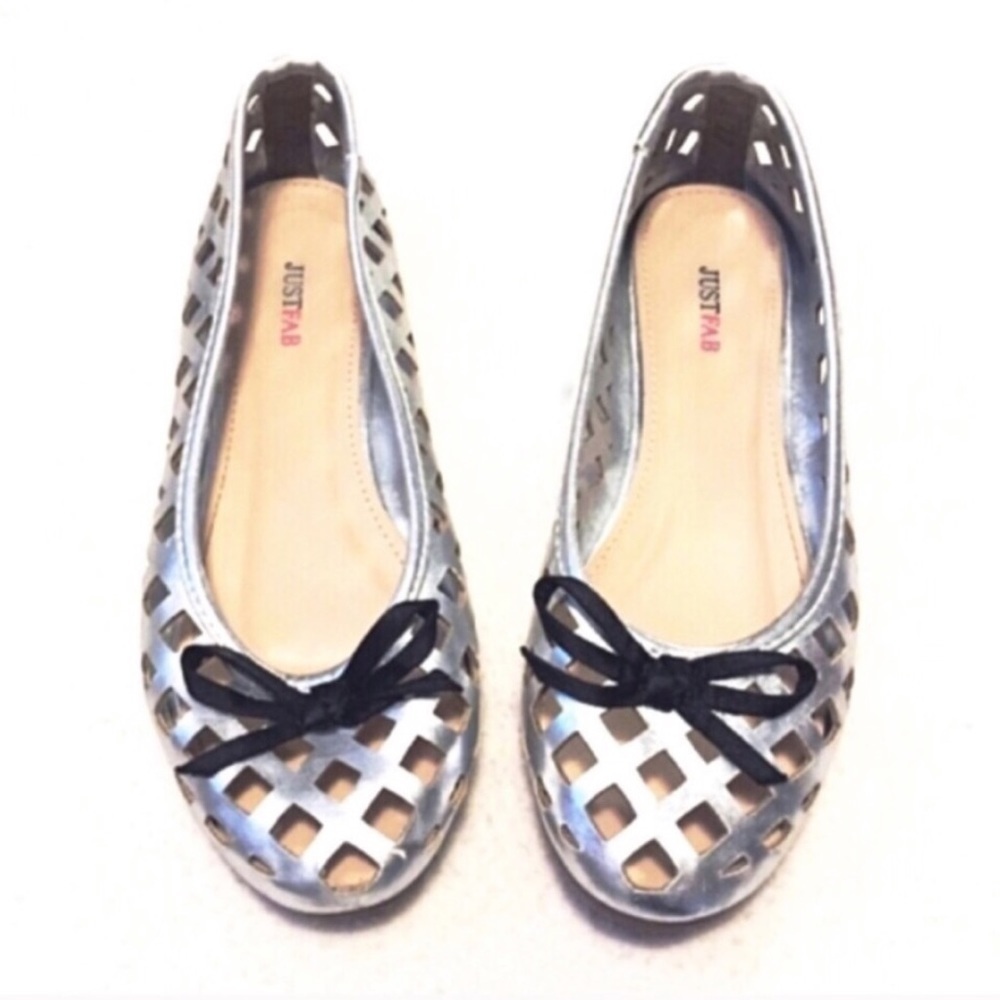 JustFab silver cut out round toe ballet fl…